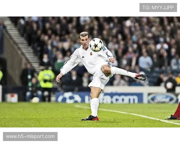 足球凌空抽射如炮弹：激情与技巧的完美融合