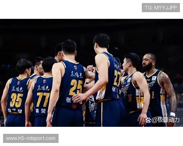 篮球队员投进关键三分后直指看台上的父母：这是投给你们的，篮球投三分正确方法