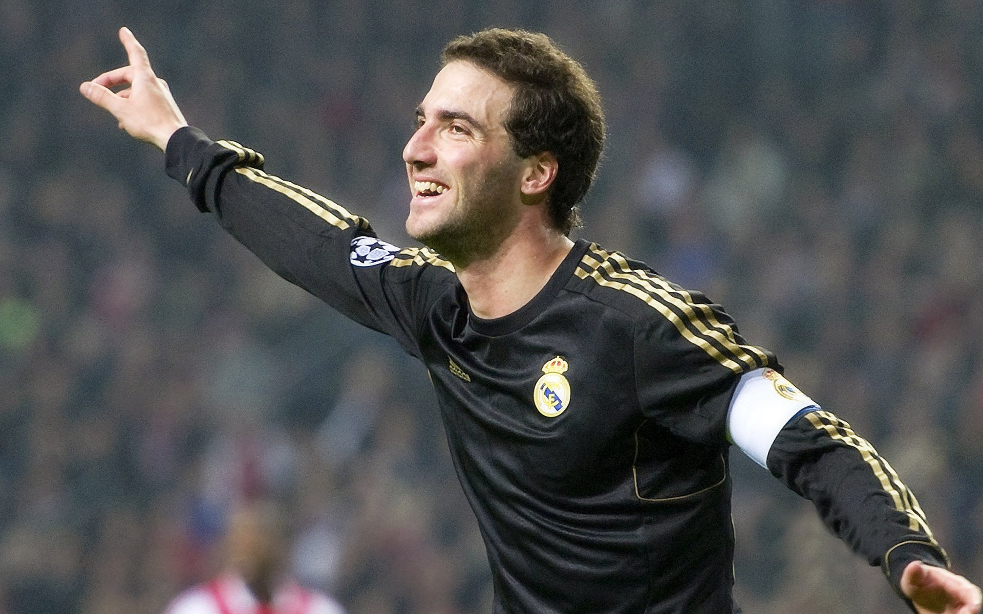 球员在欧冠比赛中以关键远射打破僵局，欧冠球员跑动距离